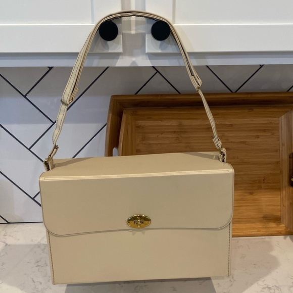 VINTAGE beige FAUX LEATHER PHOTOGRAPHY CAMERA HARD CARRY CASE - Picture 1 of 13